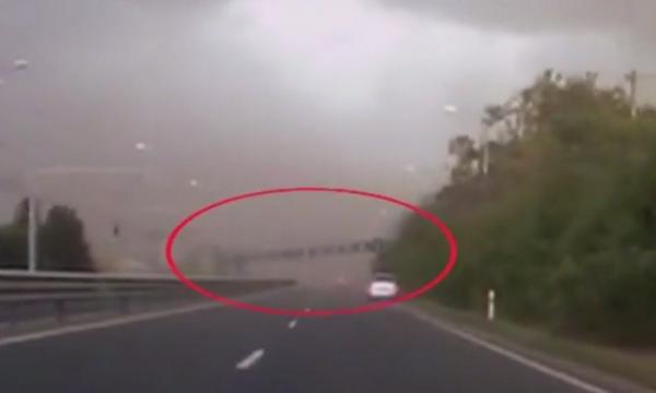 Imaginile GROAZEI! Momentul în care poarta de la intrarea în Timişoara a căzut peste un autoturism ucigând un tânăr au fost filmate de un şofer