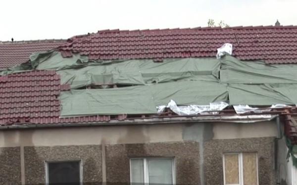 DEZASTRUL de după furtună! De cinci zile, la Timişoara plouă în casele rămase de duminică fără acoperişuri