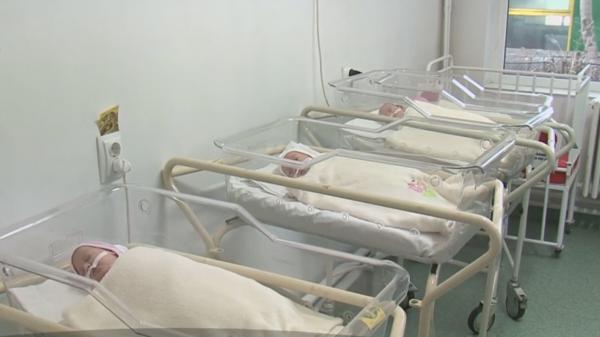 O mamă din Iaşi a crezut că va naște gemeni, dar a adus pe lume CVADRUPLEȚI