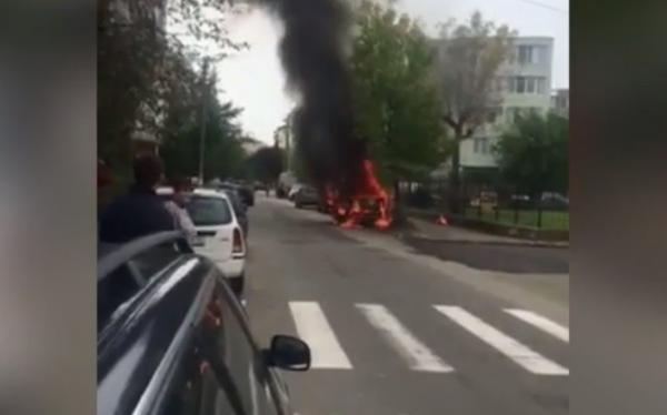 O maşină a ars ca o TORŢĂ în faţa unei şcoli din Baia Mare