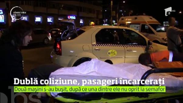 Grav accident la Constanţa! O tânără şoferiţă a forţat semaforul, a lovit un bolid şi s-a oprit cu maşina într-un stâlp