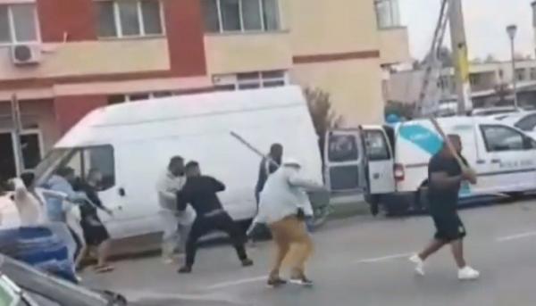 BĂTAIA dintre două clanuri de rromi din Bascov a fost pusă la cale pentru a stabili care familie are supremaţie în comună