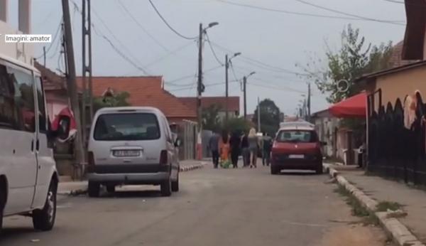 Stradă din stradă din Târgu Jiu, BLOCATĂ de o petrecere de logodnă, între două familii de rromi! Poliţiştii păreau să nu aibă autoritate în faţa nuntaşilor
