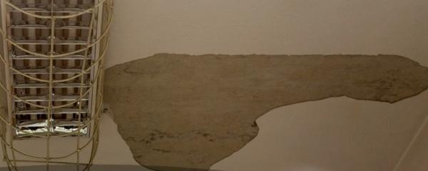 O profesoară a ajuns la spital, după ce i-a căzut în cap o bucată de tencuială din tavan, chiar pe parcursul orei!