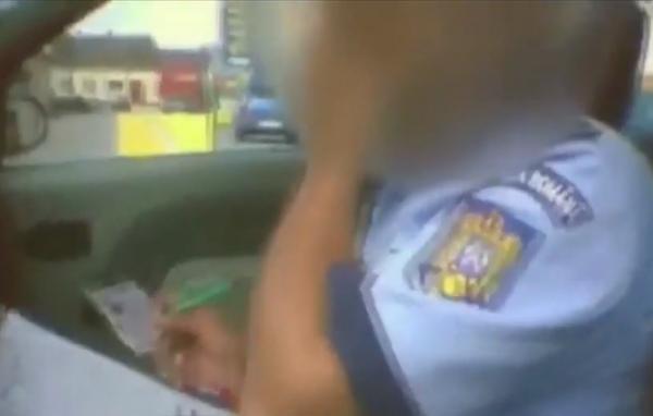 Polițiști filmaţi când cerșeau mită de la un şofer! Agenţii aveau tariful fixat!
