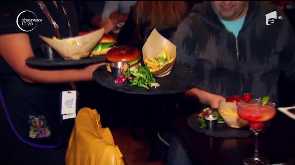 Spectacol culinar și muzical susținut de chef Florin Dumitrescu, aseară, în București. Juratul de la Chefi la cutite și-a încântat invitații cu trei feluri de burgeri gourmet