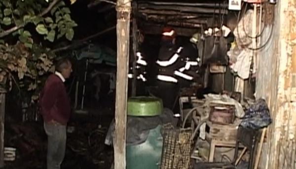 Şi-a făcut focul în sobă, a plecat să cumpere pâine, iar când s-a întors acasă şi-a găsit munca de-o viaţă făcută scrum!