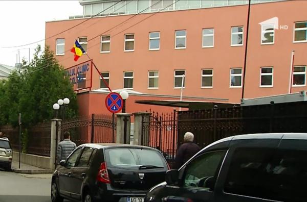 Paznicul a devenit primul om căutat în spital. Are mereu o soluţie pentru şoferii care nu găsesc un loc de parcare!