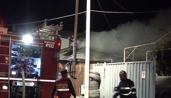 Incendiu violent în Capitală! Șase familii au rămas FĂRĂ ADĂPOST în prag de iarnă