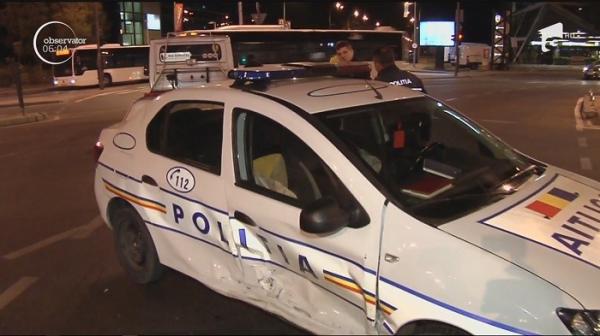 Maşină de poliţie lovită de un şofer neatent!