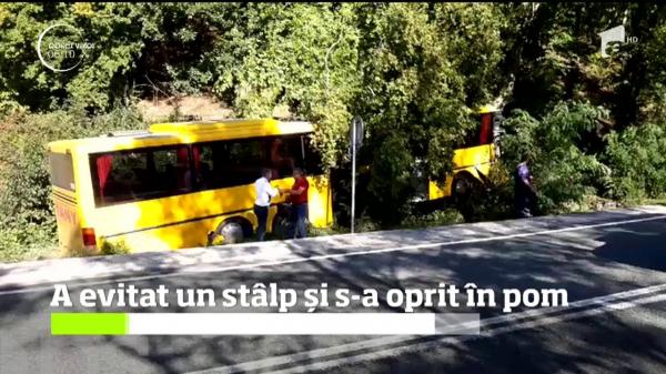 Un autocar cu 24 de persoane la bord a fost la un pas de o tragedie, după ce un stâlp a căzut în faţa maşinii