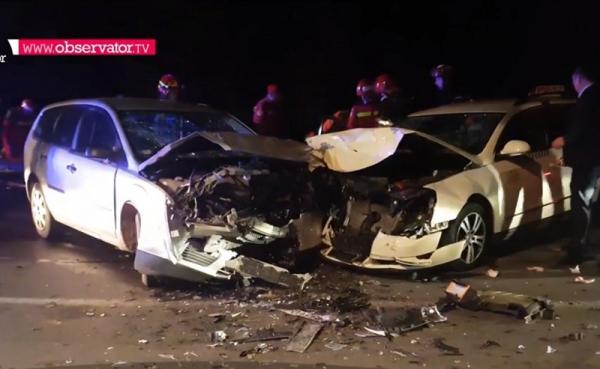 COD ROȘU la ieşirea din Zalău spre Cluj Napoca! Un autoturism a intrat pe contrasens şi s-a izbit frontal cu un taxi. 9 oameni au ajuns la spital