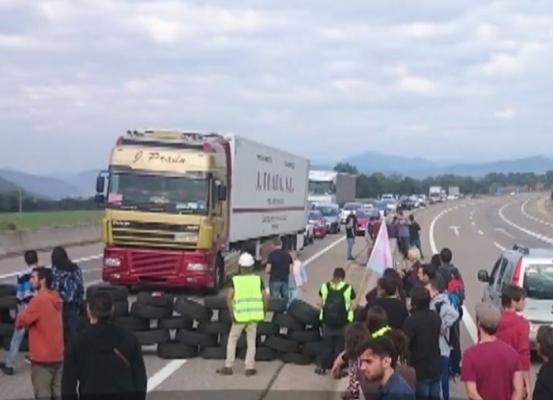 Catalonia e blocată de greva generală, viitorul provinciei rămâne incert