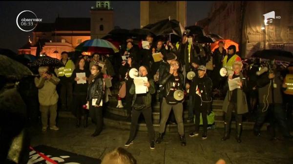 Protest uriaş la Varşovia. Interzicerea întreruperilor de sarcină a scos mii de persoane în stradă (VIDEO)