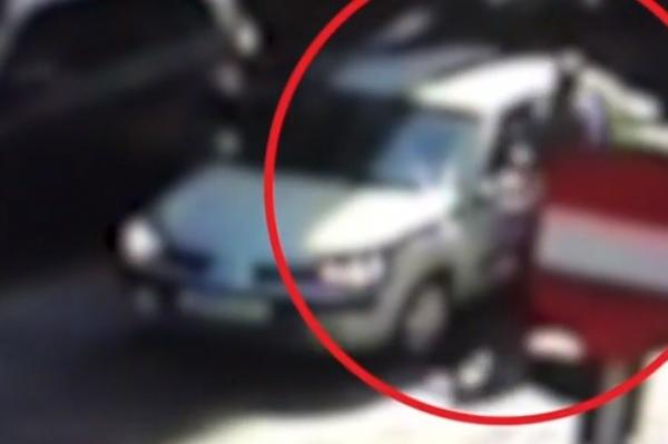 NEBUNIE la trecerea de pietoni. Bătaie între doi şoferi care se şicanaseră în trafic