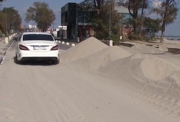 Furtunile din ultimele zile au acoperit şi plaja şi faleza din Mamaia cu dune de nisip