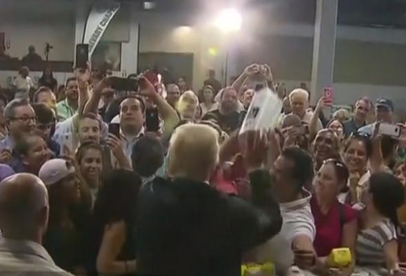 Donald Trump a fost în Puerto Rico, la sinistraţii de după uraganul Maria