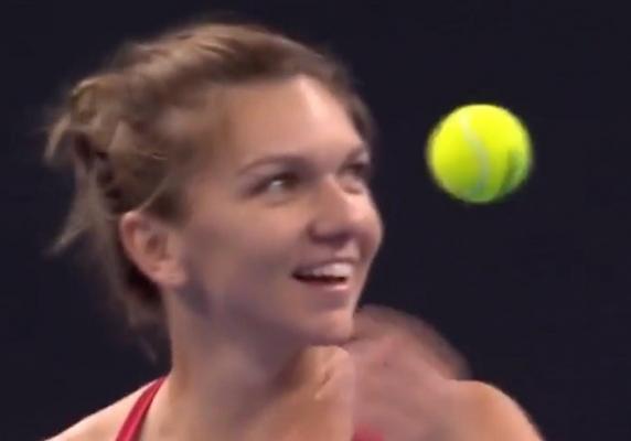 Simona Halep a spart gheaţa şi a învins-o pentru prima oară pe rusoaica Maria Sharapova