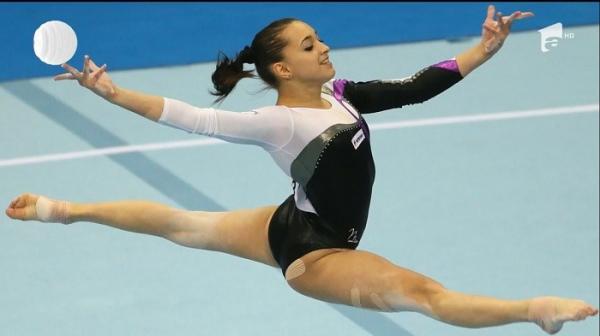 Larisa Iordache spune adio Mondialelor de la Montreal. Gimnasta scoasă din sală în scaun cu rotile!