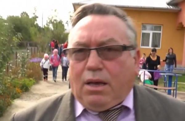 Un învăţător dintr-un sat din Botoşani acuzat că îşi loveşte elevii le spune acestora că părinţii lor nu au şcoală şi nu ştiu să scrie