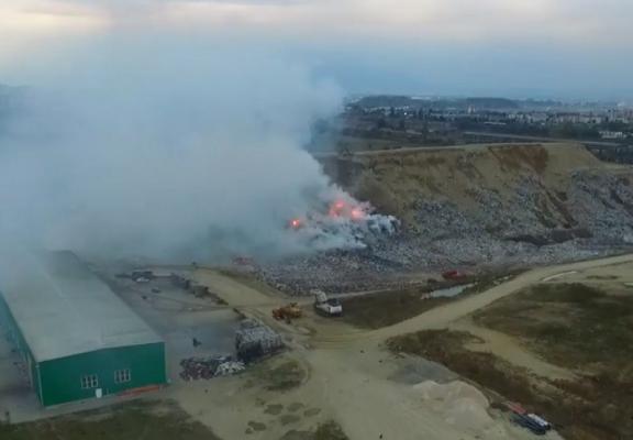 Încă o groapă de gunoi a unui mare oraş a luat foc. INCENDIU DE PROPORŢII la marginea Braşovului