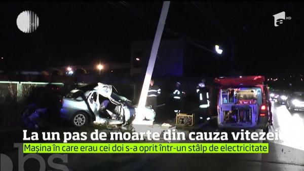 Doi tineri din Neamţ, la un pas de moarte din cauza vitezei. Maşina în care se aflau a secerat un stâlp electric