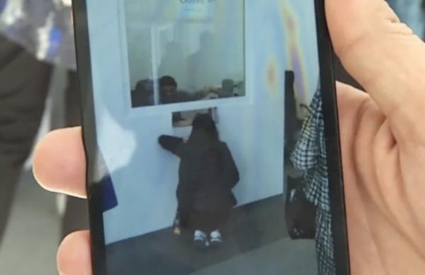 IMAGINI REVOLTĂTOARE! Ca să îşi plătească taxele, bucureştenii din Sectorul 5 trebuie să stea în genunchi