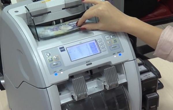 Avertismente ÎNFRICOŞĂTOARE din partea analiştilor economici. Dobânzile vor creşte DUREROS chiar şi la creditele în valută