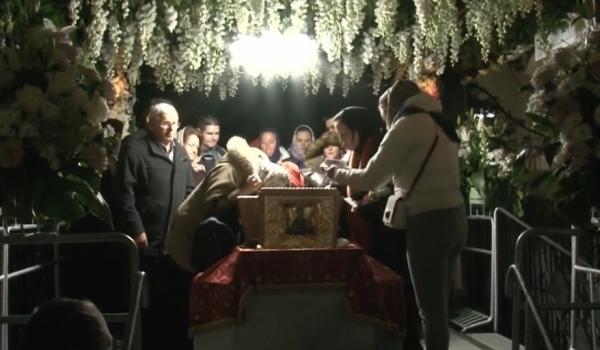 Încă o zi de rugăciune la Iaşi! Pelerini din toată țara s-au strâns la racla Sfintei Parascheva