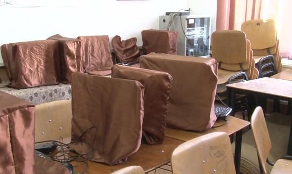 Teme la informatică, rezolvate pe caiet. Şcoala Generală Nr. 2 din Botoşani are computere, dar nu şi prize