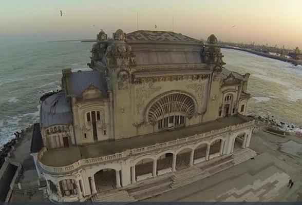 Celebrul Cazino din Constanţa, în pericol. Clădirea ar putea fi înghiţită de valurile mării în următorii ani