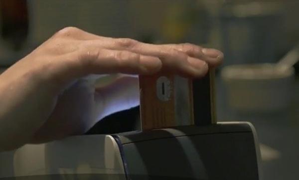 Banii vor dispărea din Suedia! Este primul stat din lume care vrea să renunţe la plata cash (VIDEO)