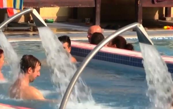 Au fost 20 de grade în vestul ţării, unde sute de oameni s-au bucurat de soarele în piscinele din Băile Felix. Ne aşteaptă zile şi mai călduroase