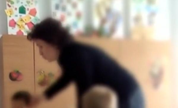 Educatoarea filmată în timp ce agresa copiii la grădiniţă a fost obligată de judecători să se interneze la PSIHIATRIE
