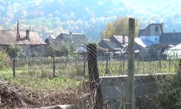 Situaţie HALUCINANTĂ la Năsăud, unde oamenii îşi vând casele din cauza mirosului de la o fermă de animale din vecinătate