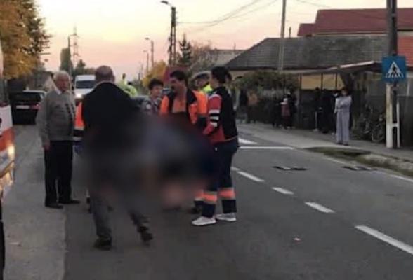 Accident violent în Gorj, la doi paşi de şcoală. Elevă în stare gravă, după ce o maşină a lovit-o în plin pe trecerea de pietoni (VIDEO)