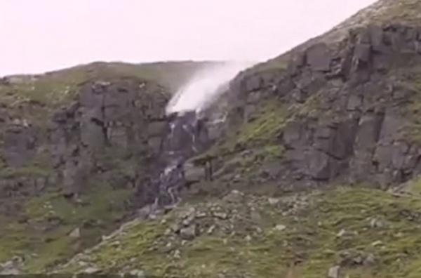O cascadă din Marea Britanie a început să curgă invers!