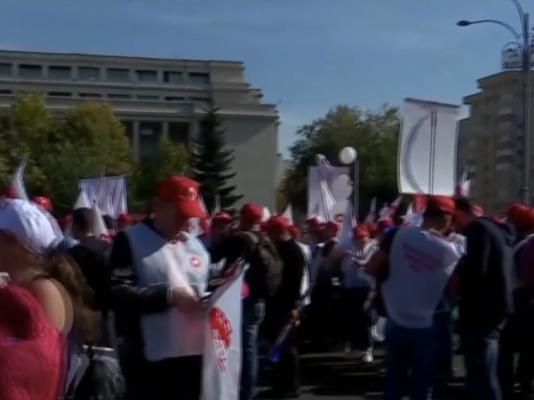 Sindicaliştii din sănătate, din nou în stradă. Printre miile de protestatari sunt şi cei veniţi din ţară: 'S-au făcut promisiuni ca-n Făt-frumos şi au picat'
