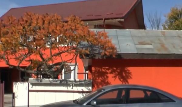 Clipe de teroare pentru familia unui primar din Roznov. Un foc de armă s-a auzit în curtea edilului