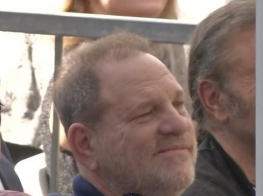 Mărturiile dureroase ale uneia dintre primele victime ale lui Harvey Weisten: 'Mama m-a învăţat să lovesc între picioare şi să fug. Dar am înţepenit'