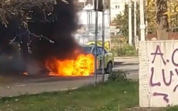 Un taxi a luat foc din senin pe o stradă din Suceava! Şoferul s-a salvat în ultima clipă din maşina care ardea ca o torţă (VIDEO)