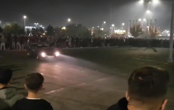 Senzaţii tari pe patru roţi. O parcare din nordul Capitalei s-a transformat într-o pistă pentru amatorii de drifturi