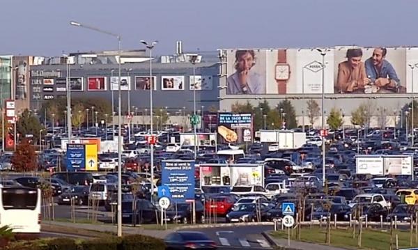 Românii cumpără din ce în ce mai mult pe credit şi analiştii trag semnale de alarmă. Ne paşte o nouă criză!