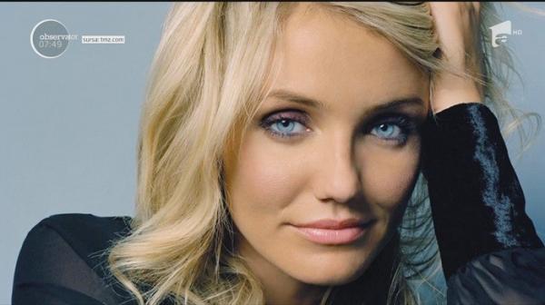 Cameron Diaz, ajutată de o femeie a străzii. Actriţa şi-a pierdut portofelul lângă un restaurant de lux