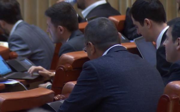 Hărţuirea sexuală, motiv de scandal şi în Parlament! O replică a deputatului Bichineţ a fost dur criticată: 'Ne-am săturat noi, femeile, de astfel de glume şi tâmpenii'