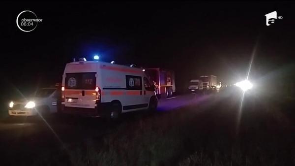 O ambulanţă în care se aflau o mamă cu un copil a fost IZBITĂ puternic de un autotursim scăpat de sub control