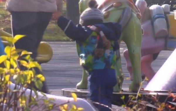 Bucureştenii care-şi cresc singuri copiii ar putea primi un ajutor de până la 1.200 de lei pe lună