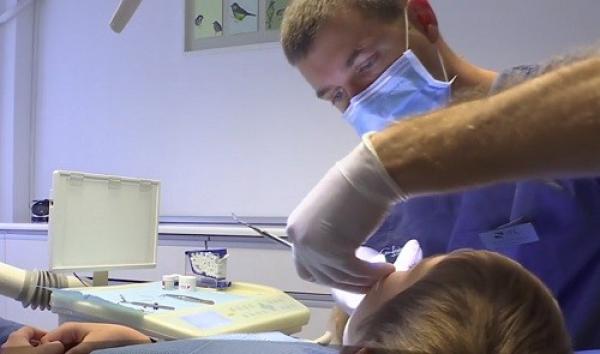 Criză gravă în cabinete stomatologice. Dentiştii ar putea ajunge să facă intervenţii pe viu!
