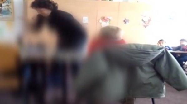 Educatoarea din Vrancea, filmată anul trecut în timp ce lovea copiii şi ţipa la ei, nu mai are voie să predea!