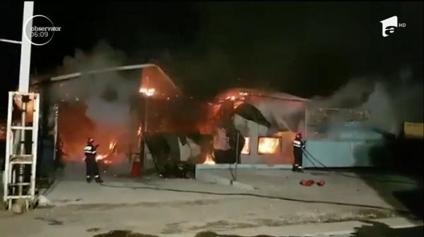 Traficul pe DN1, complet bulversat de incendiul care a devastat un service auto